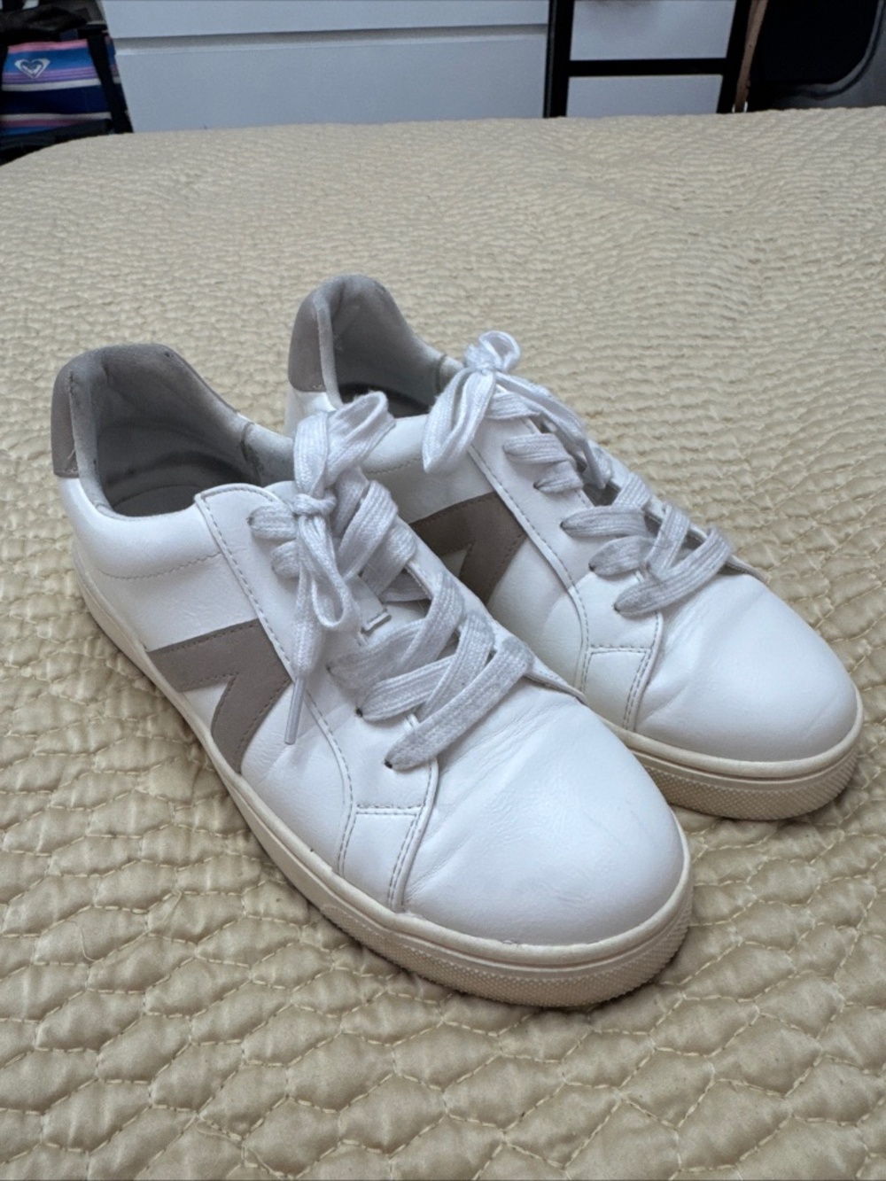 Women’s Mia Italia Low Top Sneaker Shoes Sz 8M White & Cream